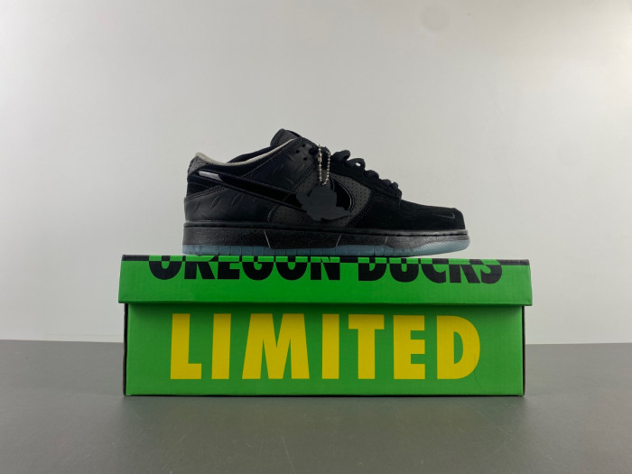 Division Street x Nike Dunk Low Lux “Oregon Black”HV1470-001